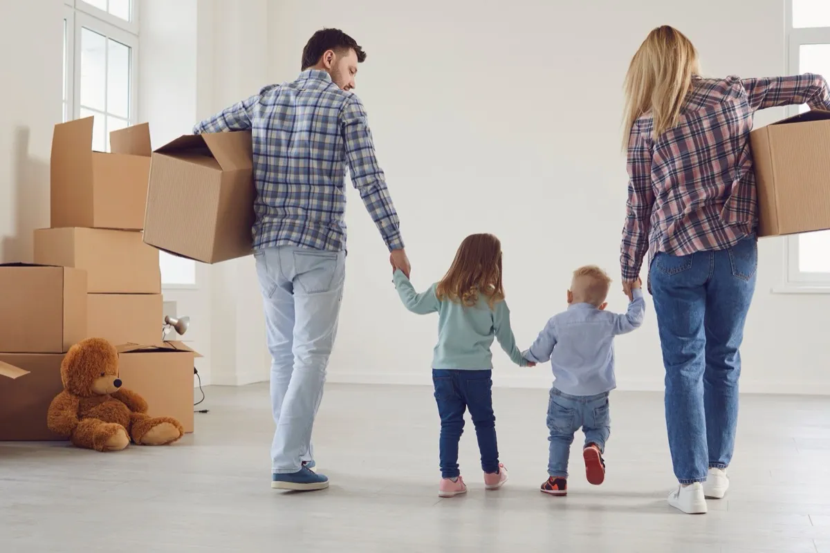 Glückliches Paar entspannt im neuen Zuhause in Köln